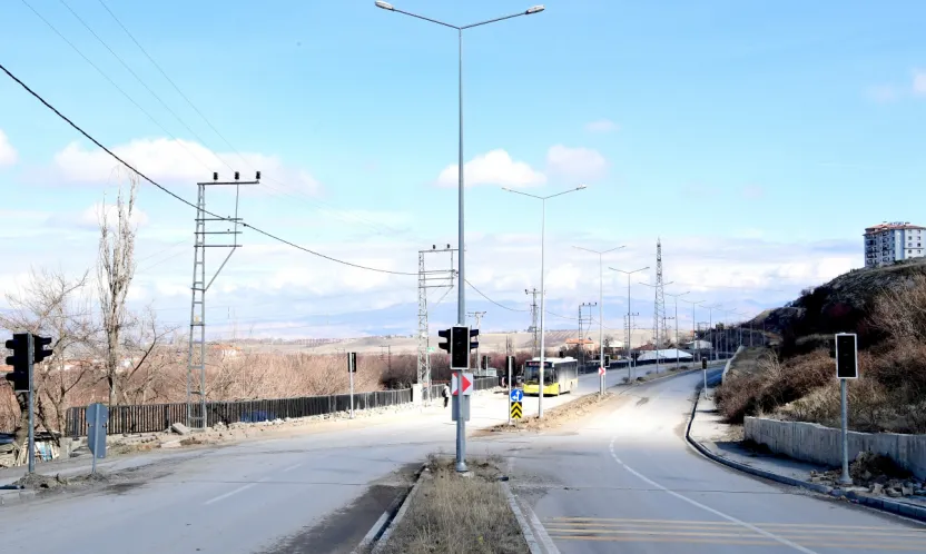 Trafiğin Yoğun Olduğu Noktalara Sinyalizasyon Sistemi Kuruluyor